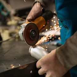 Há postos para ajudante de obras, artífice de manutenção, auxiliar de limpeza, carpinteiro,  estoquista, lavador de artefatos de tapeçaria, serralheiro, professor de inglês, entre outras chances