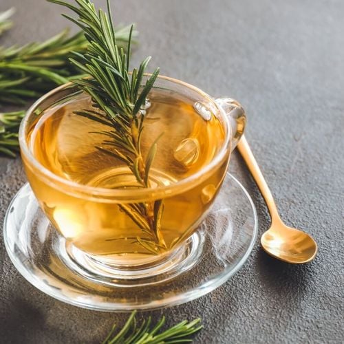 Imagem - Benefícios do chá de alecrim: 6 receitas para melhorar a saúde