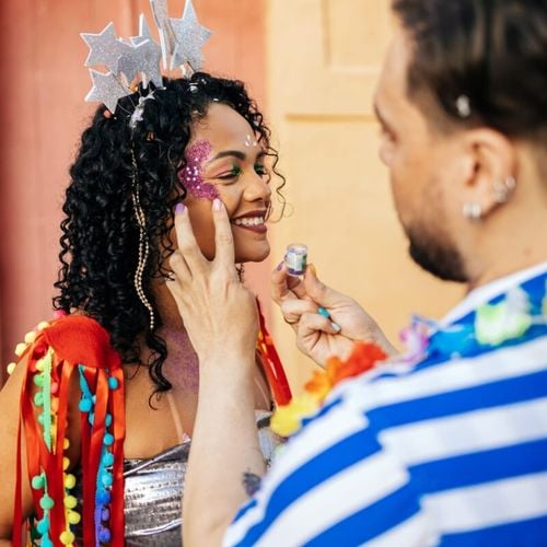 Imagem - Glitter faz mal para a pele? Saiba quais cuidados adotar ao usar brilho no Carnaval