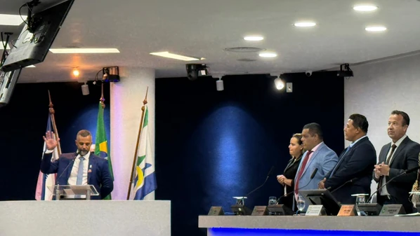 Suplentes de parlamentares afastados tomaram posse nesta segunda-feira (2); cargos estavam vagos desde 23 de setembro do ano passado
