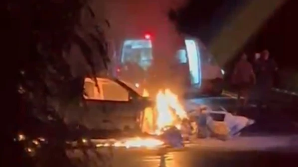 Motorista ficou ferido e foi socorrido pelo Samu após batida; acidente aconteceu na noite de domingo (1°)