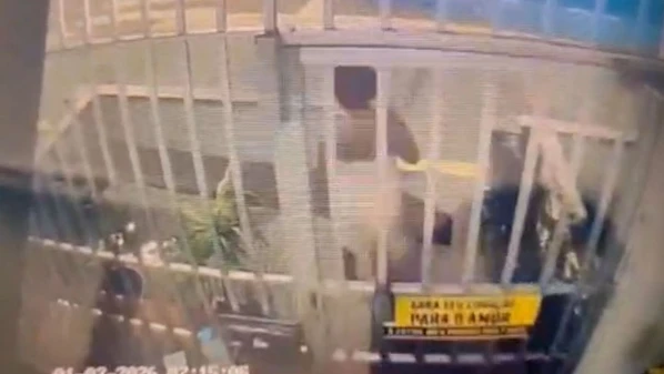 Suspeita foi detida por hóspedes na areia da praia após invadir o estabelecimento, em Vila Velha, na noite de domingo (1°)