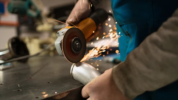 Há postos para ajudante de obras, artífice de manutenção, auxiliar de limpeza, carpinteiro,  estoquista, lavador de artefatos de tapeçaria, serralheiro, professor de inglês, entre outras chances