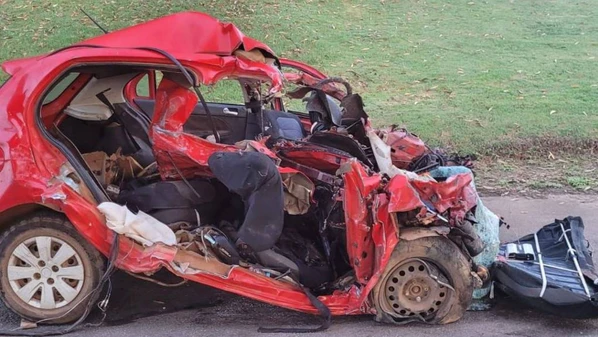 As vítimas eram ocupantes do veículo, um Volkswagen Gol, e morreram no local