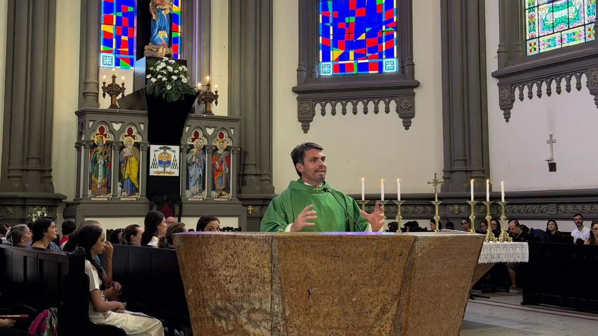 Bênção das Mochilas reúne famílias na Catedral de Vitória antes da volta às aulas por João Vitor Goulart