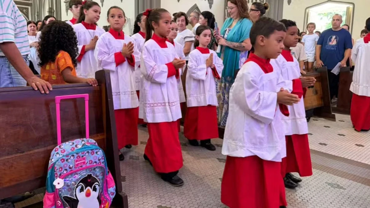 Bênção das Mochilas reúne famílias na Catedral de Vitória antes da volta às aulas por João Vitor Goulart