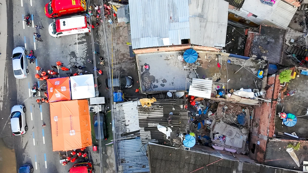 Desabamento na favela do Metrô deixa uma mulher morta e crianca resgatada apos temporal no Maracanã