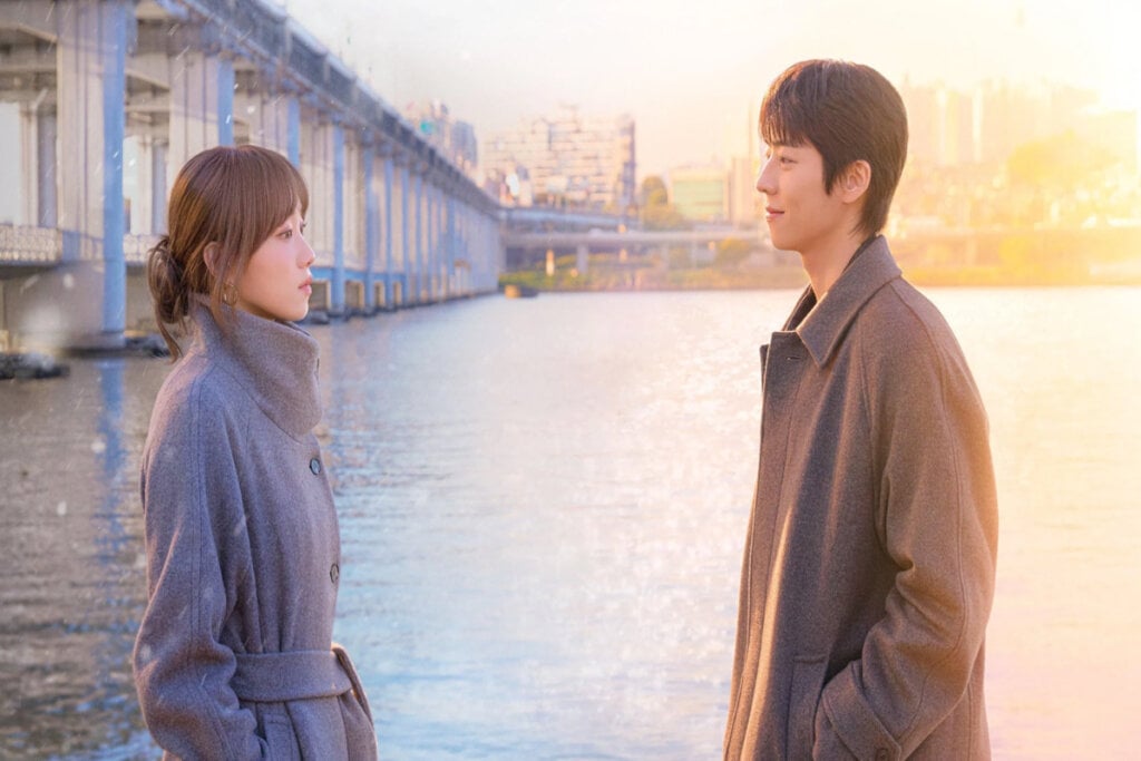 A série “Na Sua Melhor Fase” mostra como duas pessoas com personalidades opostas conseguem se conectar e transformar suas vidas (Imagem: Reprodução digital | hulu)