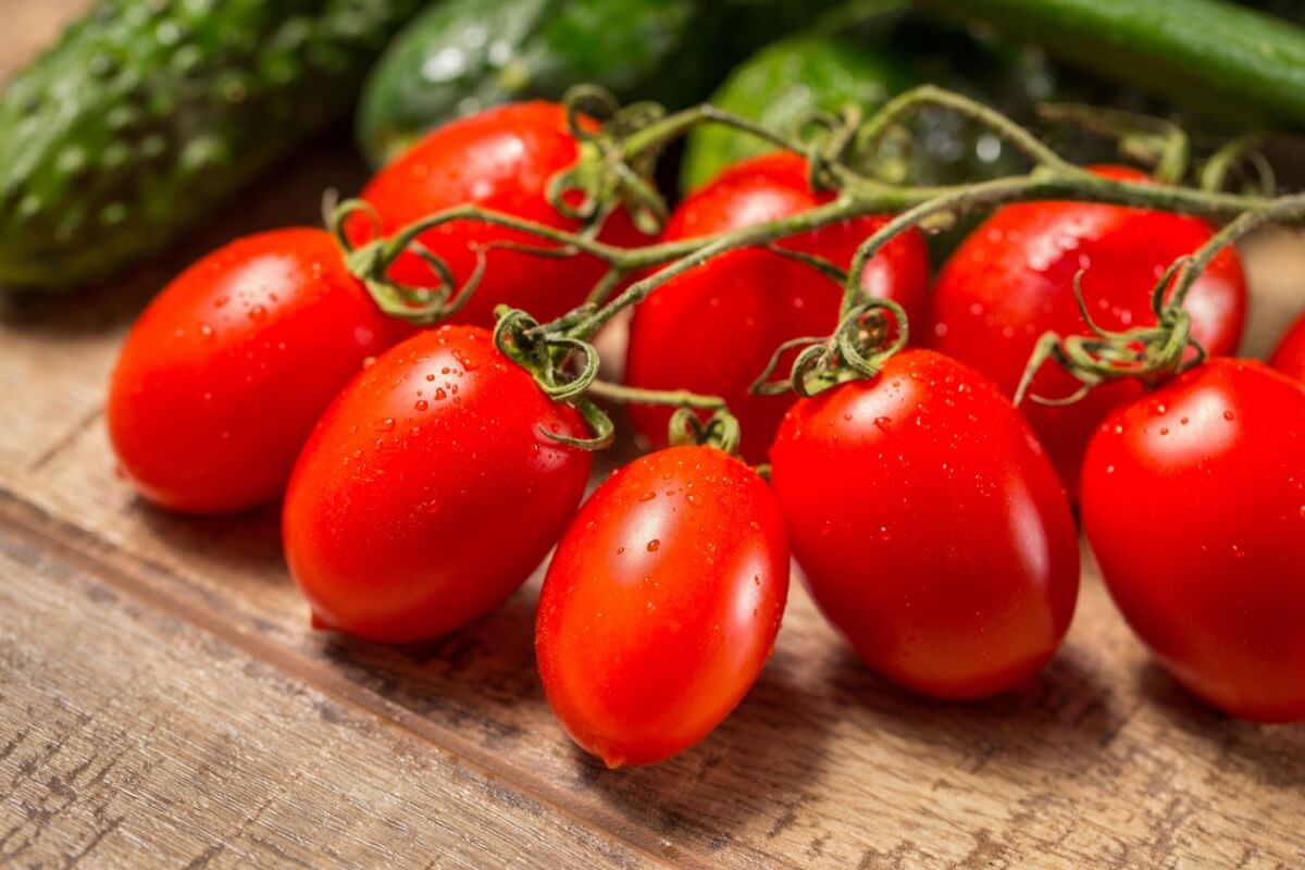 Acessível e prático, o tomate é fonte de nutrientes essenciais para o organismo (Imagem: Ion Sebastian | Shutterstock) 
