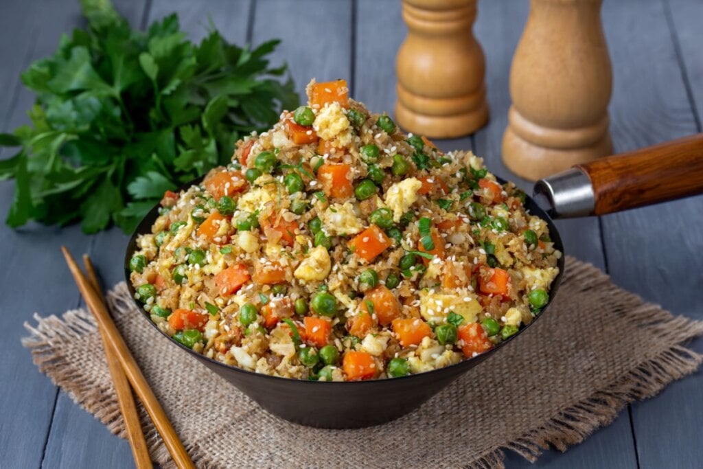 Arroz de couve-flor com ervilha e legumes (Imagem: Dementieva Iryna | Shutterstock)