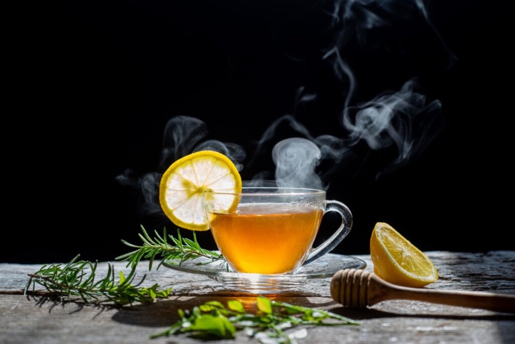 Chá de alecrim com limão-siciliano (Imagem: Lesterman | Shutterstock)