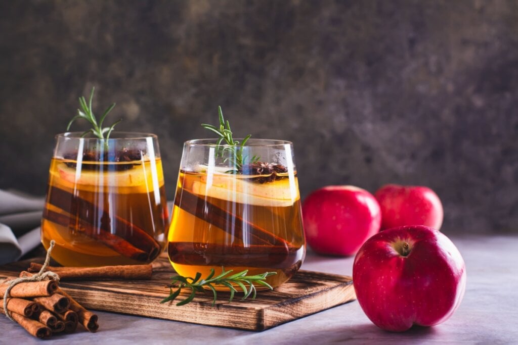 Chá de alecrim com maçã e canela (Imagem: Rui Elena | Shutterstock)