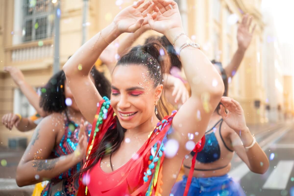 Cuidar da saúde é fundamental para aproveitar o Carnaval (Imagem: Vergani Fotografia | Shutterstock)