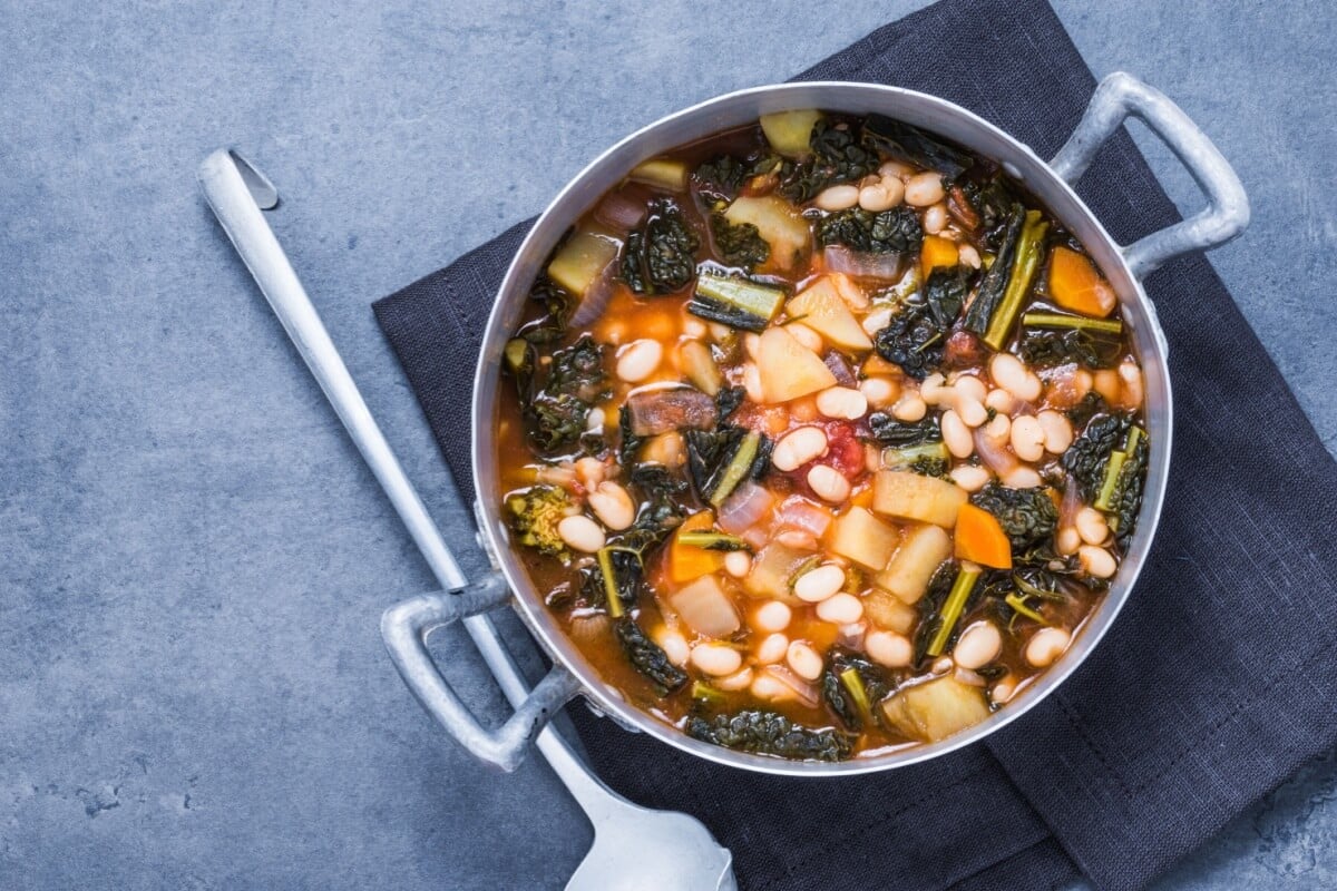 Feijão-branco com legumes e couve (Imagem: leonori | Shutterstock)