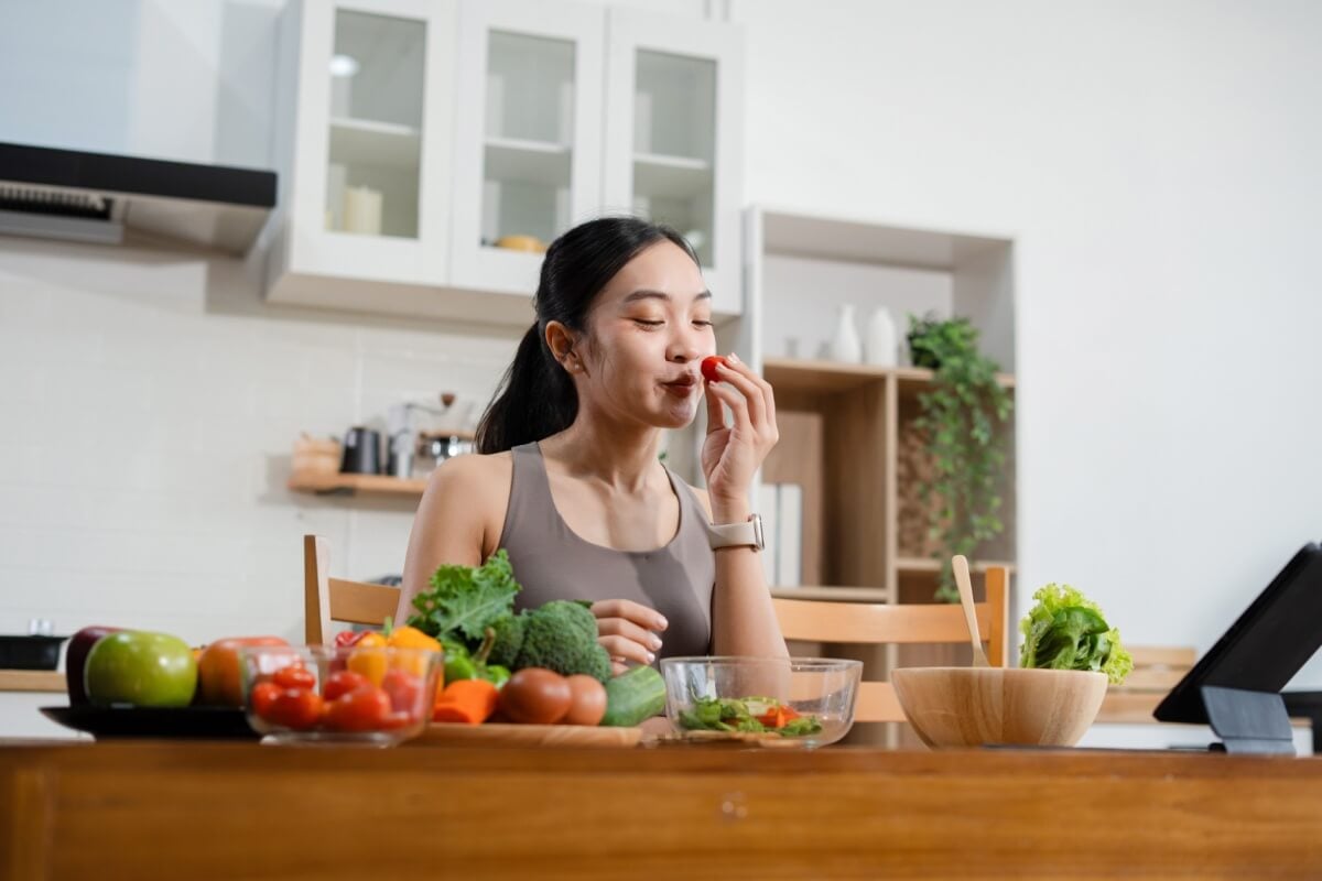 Fibras presentes em frutas e vegetais ajudam a eliminar toxinas do corpo e podem auxiliar na prevenção ao câncer (Imagem: THICHA SATAPITANON | Shutterstock)