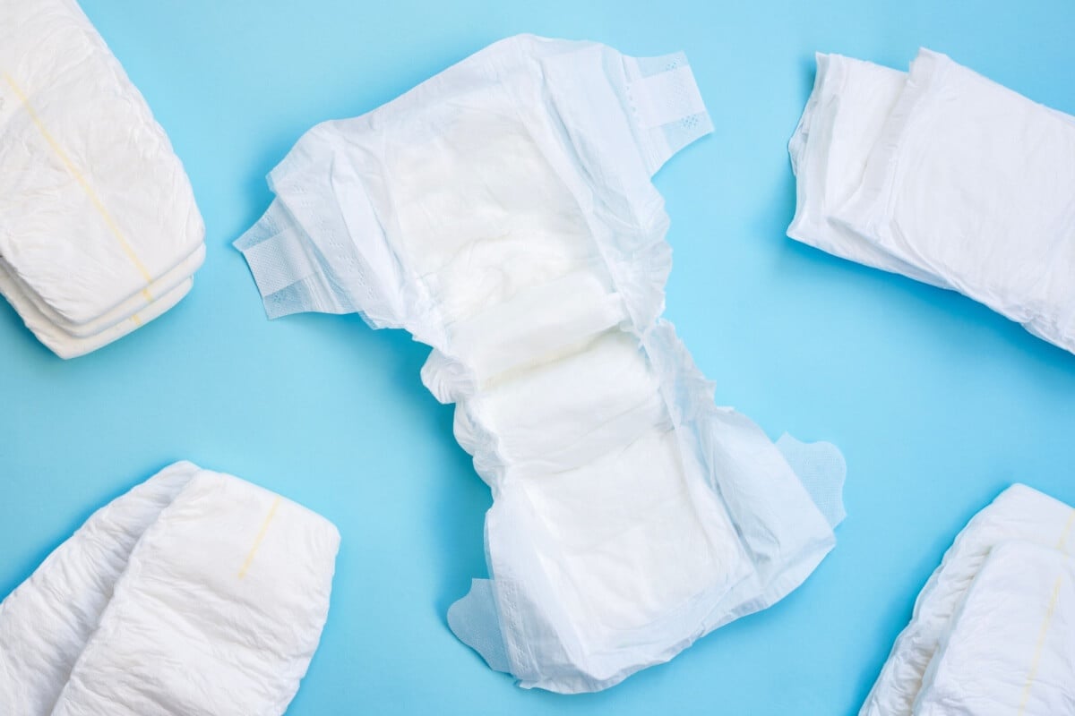 Mudanças na rotina, troca de escola ou momentos de insegurança podem fazer a criança regredir temporariamente (Imagem: Hazal Ak | Shutterstock)