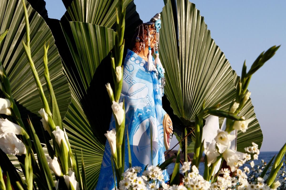 No Dia de Iemanjá, religiosos e devotos prestam homenagens, expressam gratidão e fazem seus pedidos à beira do mar ou dos rios (Imagem: Thelma Amaro Vidales | Shutterstock) 
