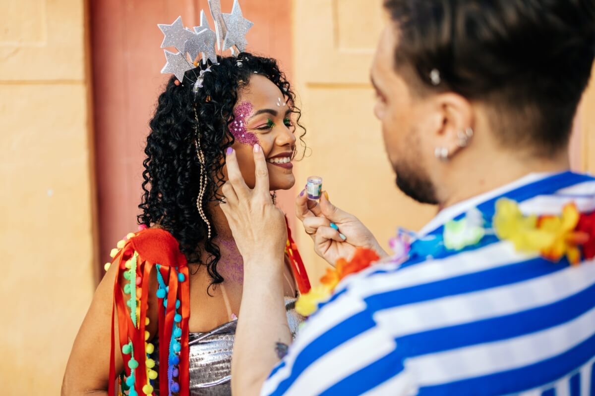 O glitter é a cara do Carnaval, mas nem todos os tipos são indicados para a pele (Imagem: Kleber Cordeiro | Shutterstock)