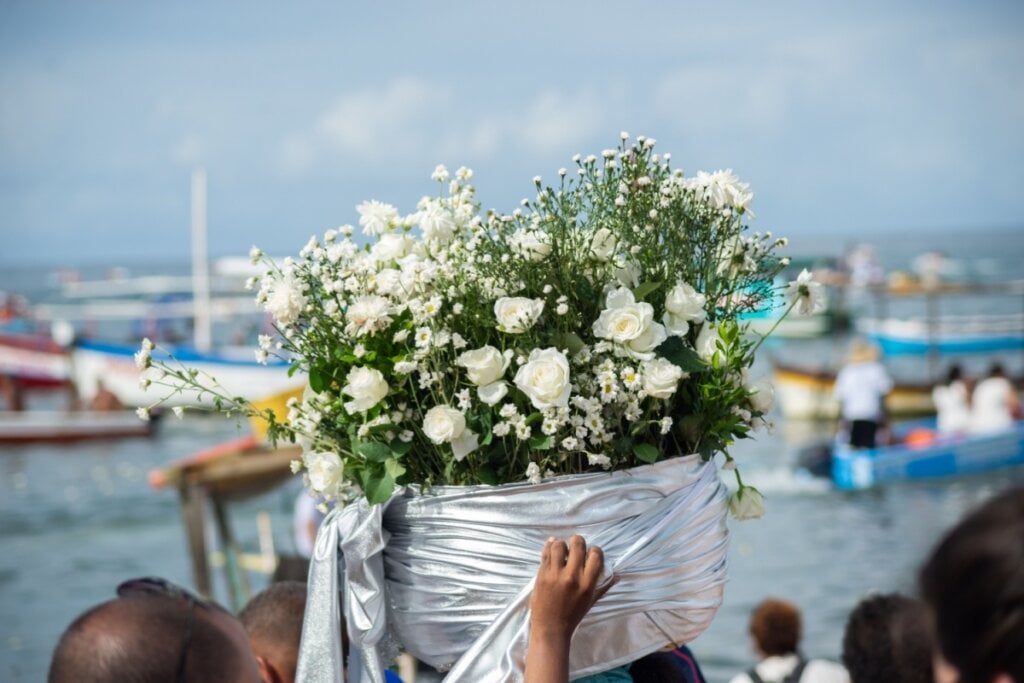 Rosas brancas em oferenda reforçam a intenção, o respeito e a devoção a Iemanjá (Imagem: ThalesAntonio | Shutterstock)