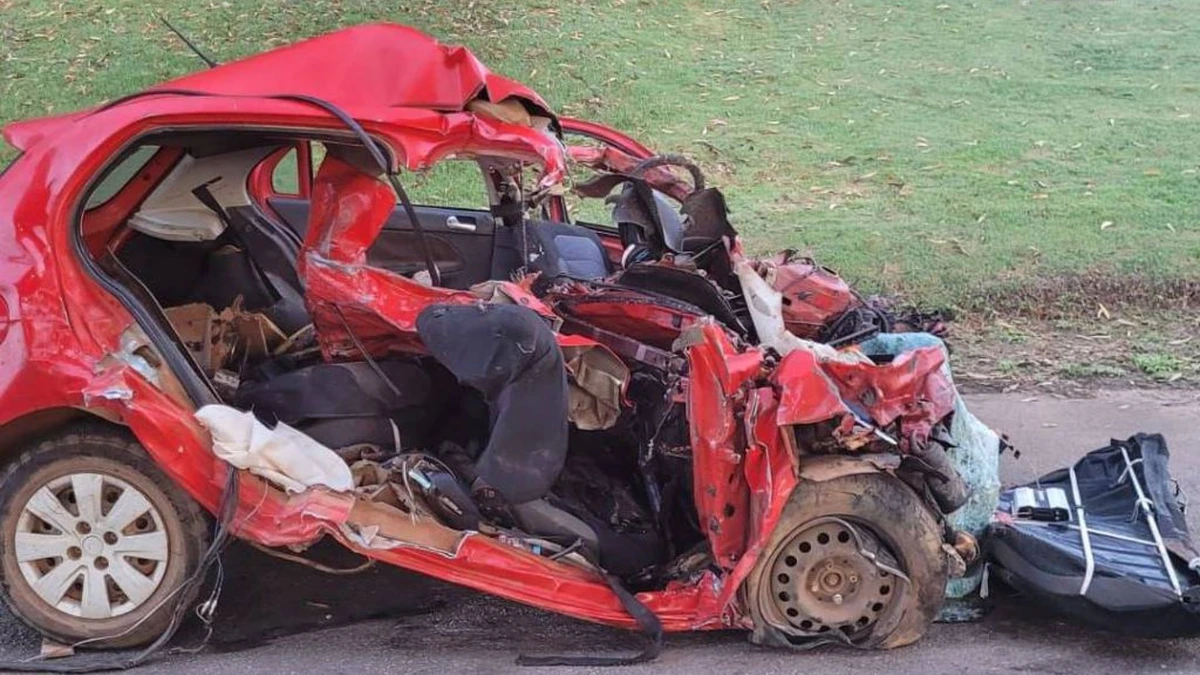 Volkswagen Gol ficou destruído após colidir com carreta no km 321 da BR-414, em Cocalzinho de Goiás
