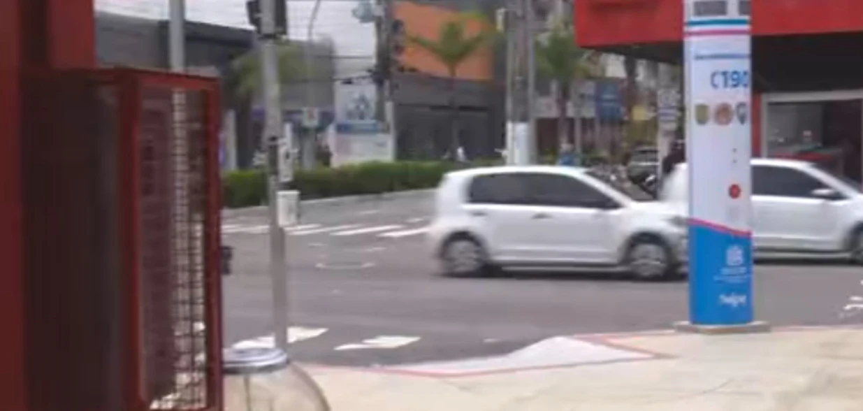 Criminoso ignorou a presença do equipamento e cometeu o crime durante a madrugada desta terça-feira (3), na Praça Duque de Caxias, no Centro. Ação dele, porém, foi toda gravada pelas câmeras