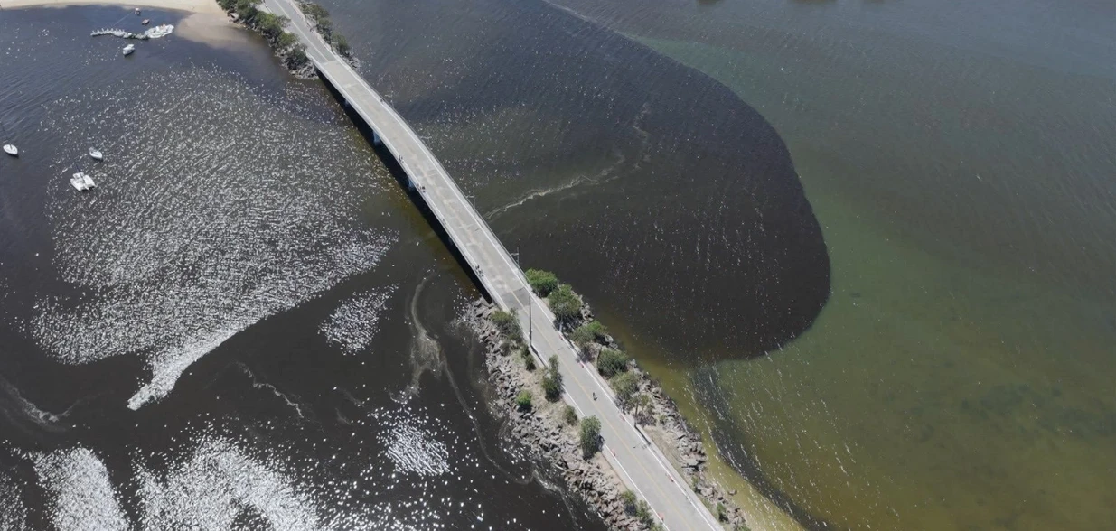 Promotoria do Meio Ambiente de Vitória pede informações e providências sobre a mancha escura no mar na região da Ilha do Frade e da Guarderia, registrada esta semana