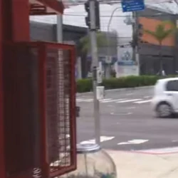 Criminoso ignorou a presença do equipamento e cometeu o crime durante a madrugada desta terça-feira (3), na Praça Duque de Caxias, no Centro. Ação dele, porém, foi toda gravada pelas câmeras