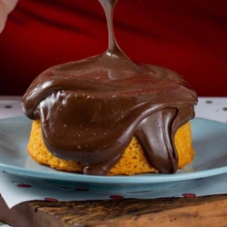 Fofinho, apetitoso e coberto com bastante brigadeiro cremoso, o doce é um dos grandes clássicos da confeitaria nacional