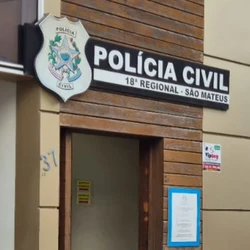 A vítima, uma mulher de 43 anos, foi denunciar as agressões e ameaças que vinha sofrendo, quando o homem invadiu a sala de registro de ocorrências para tentar impedir a denúncia, sendo detido na sequência