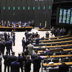 Projeto também estabelece licença que dá um dia de folga a cada três trabalhados em períodos como feriados e finais de semana; se licença não for usufruída, o servidor poderá receber valor equivalente em dinheiro