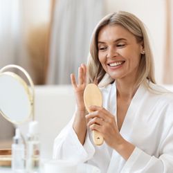 Queda hormonal impacta o ciclo de crescimento do cabelo e requer atenção