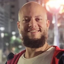 Fogo atingiu imóvel em no último andar de prédio residencial, na tarde desta terça-feira (3); ainda não há informações sobre as causas