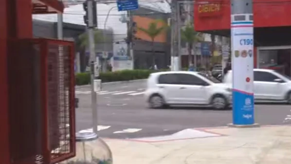 Criminoso ignorou a presença do equipamento e cometeu o crime durante a madrugada desta terça-feira (3), na Praça Duque de Caxias, no Centro. Ação dele, porém, foi toda gravada pelas câmeras