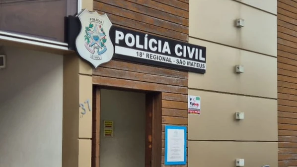 A vítima, uma mulher de 43 anos, foi denunciar as agressões e ameaças que vinha sofrendo, quando o homem invadiu a sala de registro de ocorrências para tentar impedir a denúncia, sendo detido na sequência