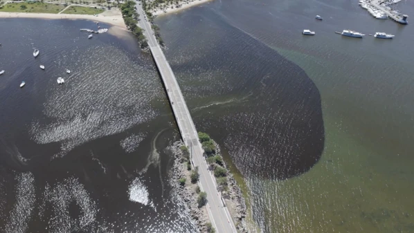 Além da mancha escura, a água conta com mau cheiro; prefeitura afirma que não é esgoto e que alteração na cor da água tem relação com obra de estação de bombeamento