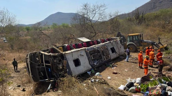 O veículo, com cerca de 60 passageiros, havia saído de Juazeiro do Norte (CE) e voltava para a cidade de Coité do Nóia (AL), de onde partiu a romaria