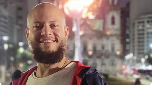 Fogo atingiu imóvel em no último andar de prédio residencial, na tarde desta terça-feira (3); ainda não há informações sobre as causas