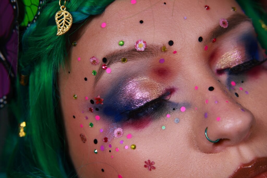 Além dos olhos, as pedrarias aparecem na testa e no nariz, reforçando o efeito maximalista (Imagem: Pat Sprada | Shutterstock)