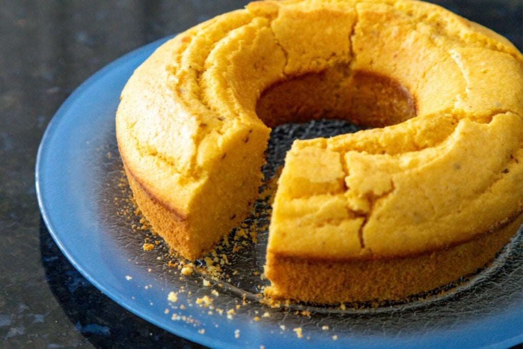 Bolo de milho com erva-doce (Imagem: Adilson Sochodolak | Shutterstock)