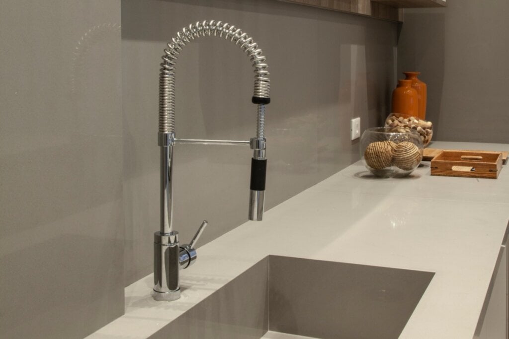 Torneiras metálicas apresentam maior resistência e vida útil (Projeto: Dantas &amp; Passos Arquitetura | Imagem: Luis Gomes)