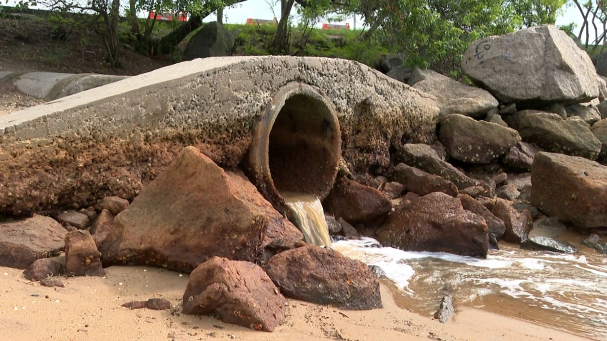 Moradores dizem que a água suja vem de uma manilha que deságua na Praia da Guarderia