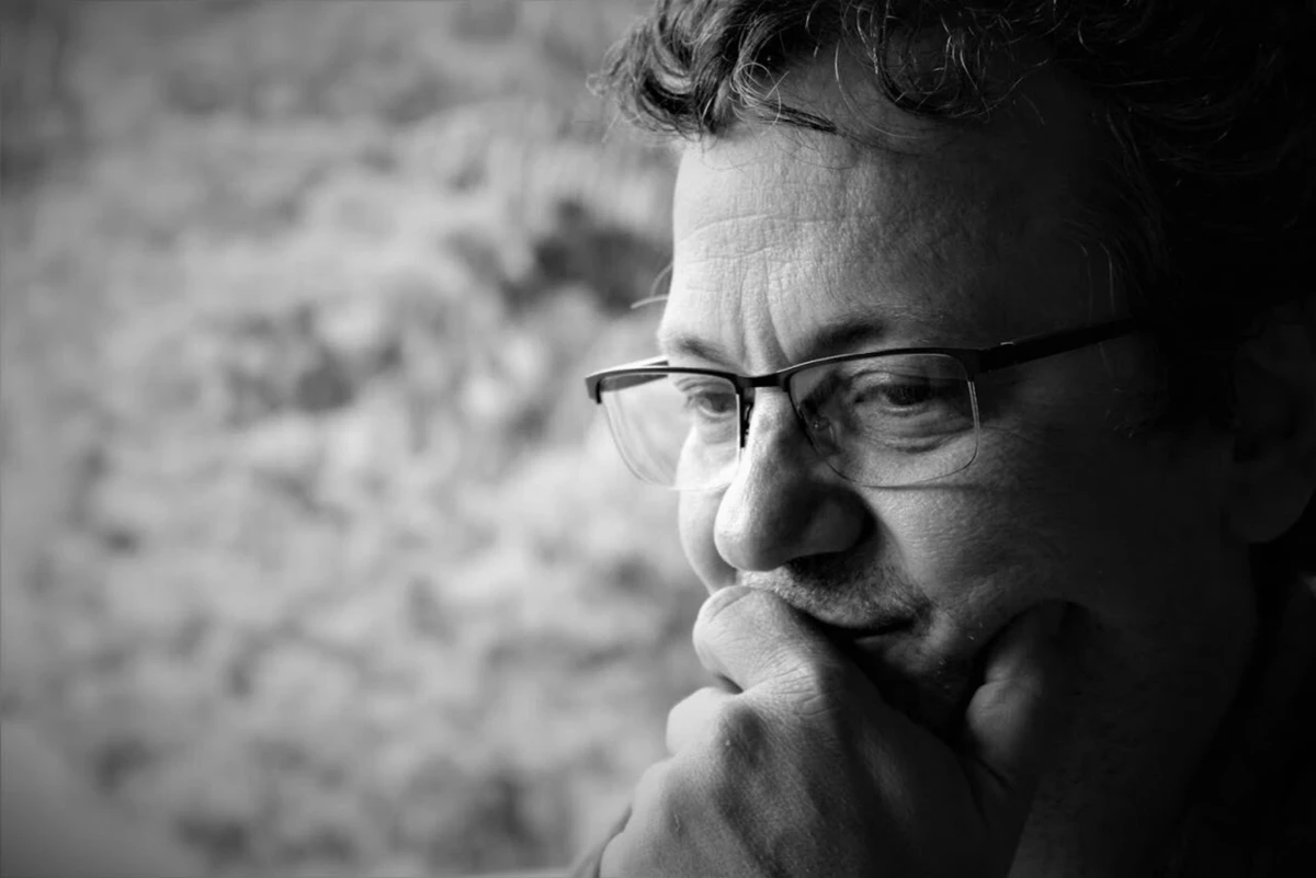 A sensibilidade, uma exigência milenar imposta aos poetas, está em Jorge Elias com a naturalidade das coisas que brotam da natureza