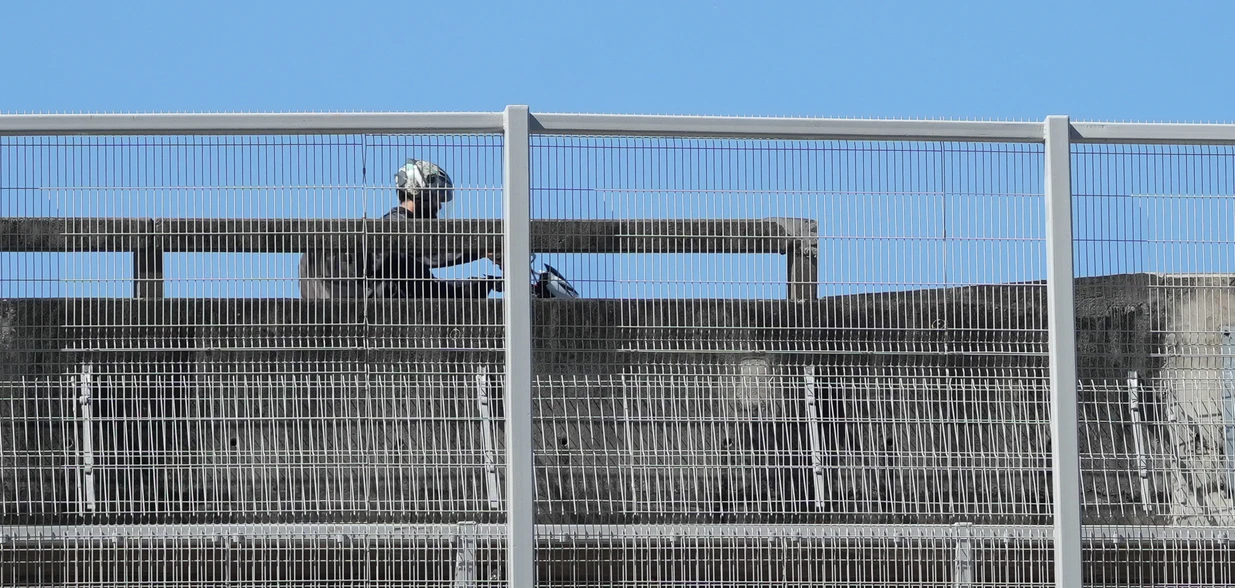 Casos ocorreram na Linha Verde desde a inauguração da faixa exclusiva, em 2023, e reacendem críticas sobre segurança e altura da mureta