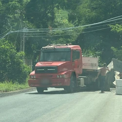 Automóvel capotou após atingir carga de caminhão que invadiu a contramão, na tarde de terça-feira (3)