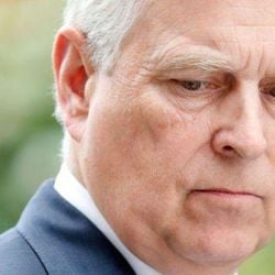 O documento preparado pelos advogados afirmam que a mulher, que não foi identificada, foi 'tratada como uma prostituta' na casa de Jeffrey Epstein na Flórida.