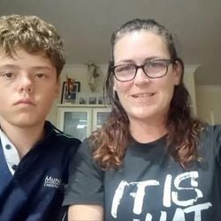 Austin Appelbee contou detalhes das horas que passou na água nadando para salvar a vida de sua mãe e irmãos na Austrália.