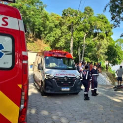 Menino tem 8 anos, segundo testemunhas. Corpo de Bombeiros foi acionado e faz buscas