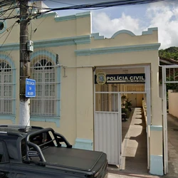 Jovem de 23 anos relatou ter sido agredida durante a madrugada e ameaçada de morte; suspeito foi autuado em flagrante