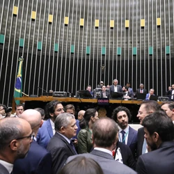 Lideranças da Casa conversarão com Hugo Motta para aumentar teto do orçamento para salários, que hoje está em R$ 133,1 mil por mês para cada deputado