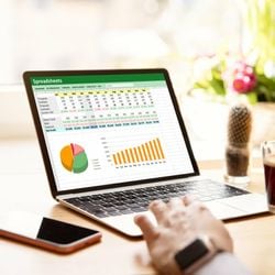 Programa oferece treinamento e apoio para certificações e busca profissionais com experiência comercial interessados em migrar para a área